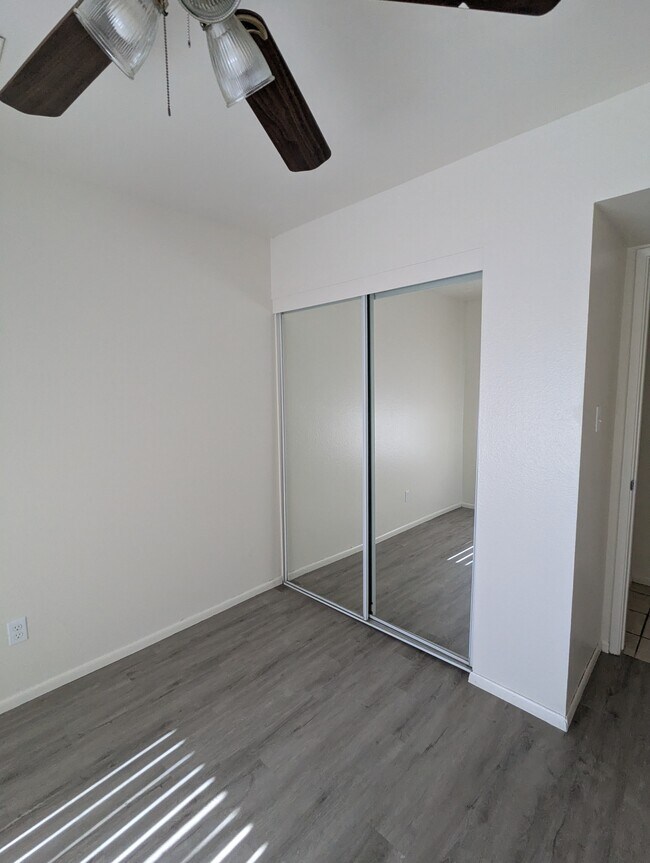 Building Photo - 563 N Santa Anna