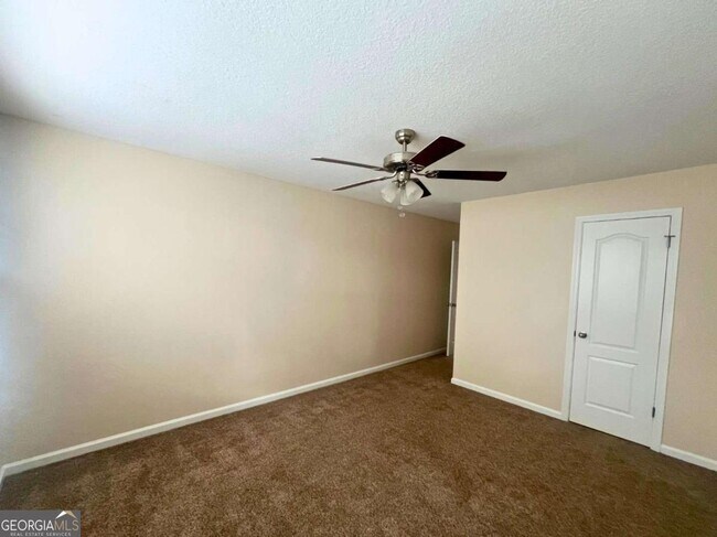 Building Photo - 303 Gary Cir