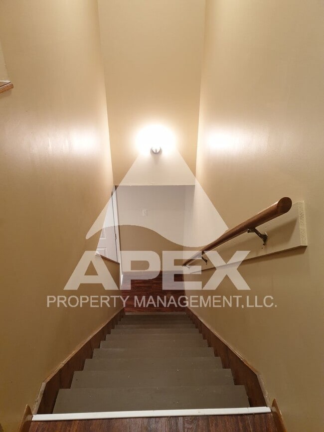 Building Photo - Spacious 2 Bd 1.5 Ba Townhouse in Halls!