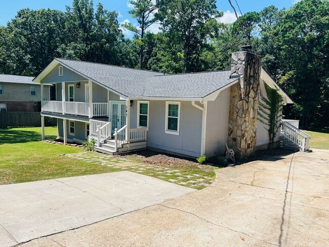 Building Photo - Beautiful 3 bedroom, 3 bathroom with large...