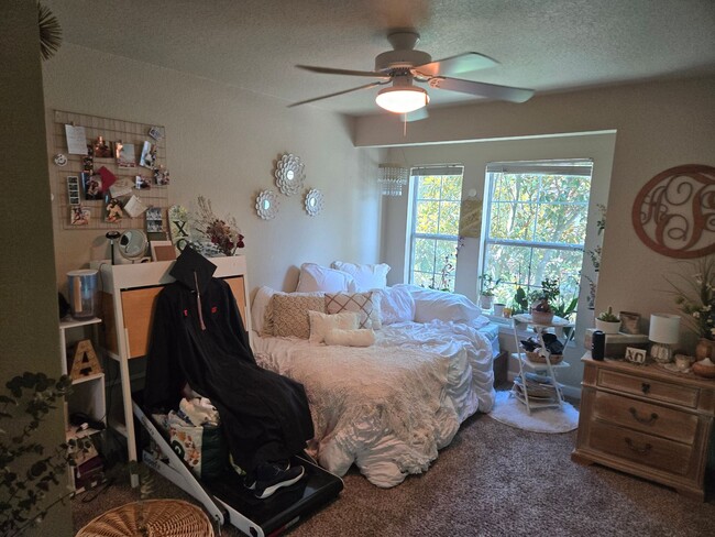 Building Photo - Room for rent in a 4BA/4BR condo walking d...