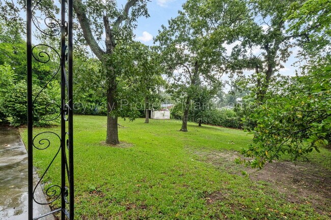Building Photo - 1823 Curtis Dr