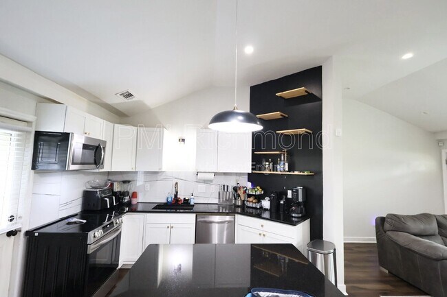 Building Photo - 936 Halsey Ln