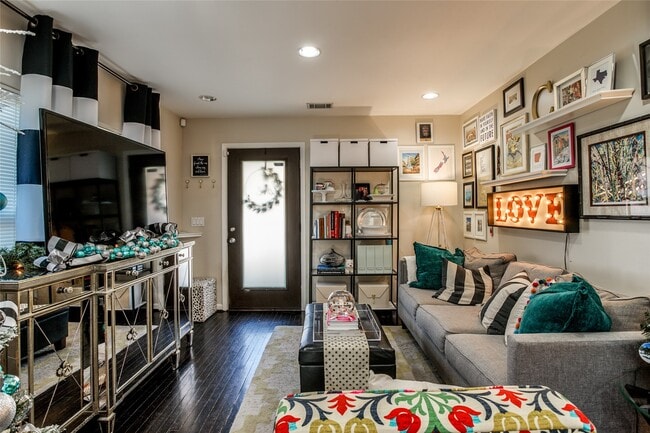 Building Photo - 910 W 9th St