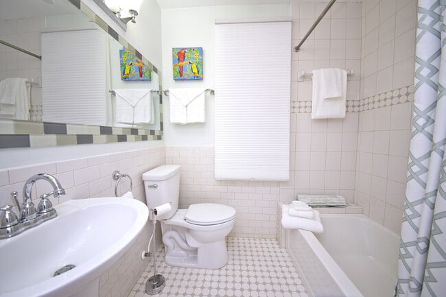 Building Photo - Furnished Studio in Old Town