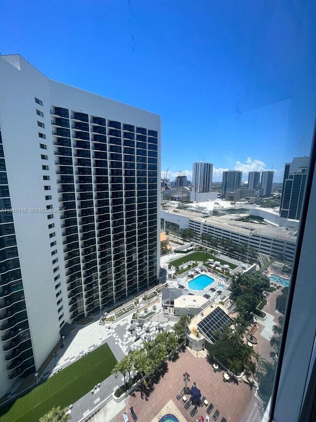 Building Photo - 1717 N Bayshore Dr