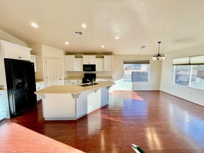 Building Photo - Pet Friendly Home in Green Valley