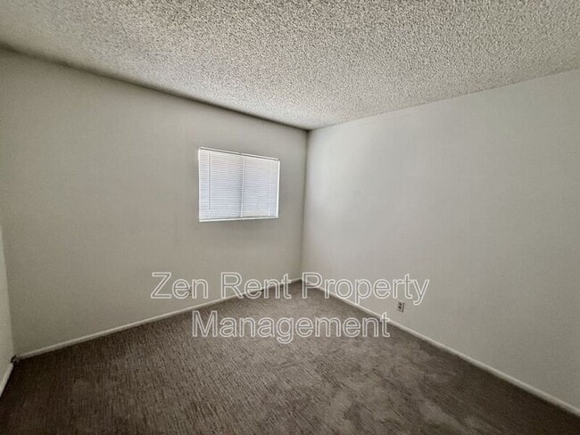 Building Photo - 286 W Palomino Dr