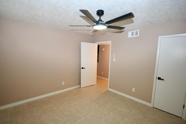 Building Photo - 17331 Red Oak Dr