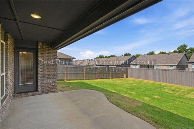 Building Photo - 3706 S 13th Pl