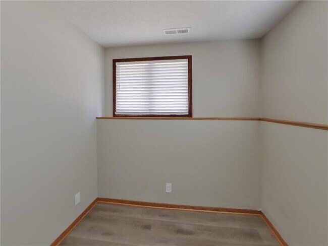 Building Photo - 3973 Woodview Dr