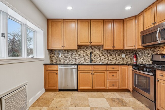 Building Photo - 68 Valley Rd