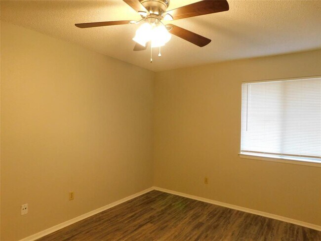 Building Photo - 501-503 Willowbend Cove