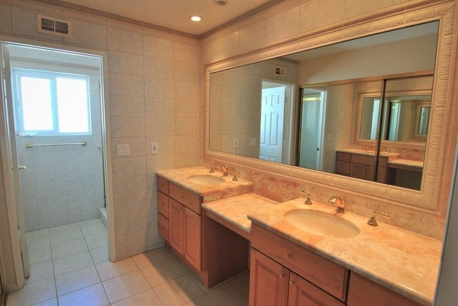 Building Photo - 12 Holly St