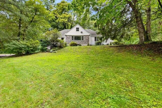 Building Photo - 18 Hemlock Dr