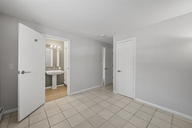 Building Photo - 75 Rivergate Dr