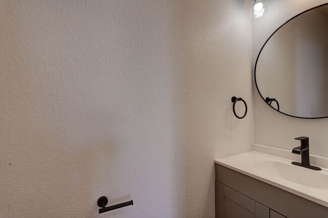 Building Photo - Fully Remodeled 3 Bed/2.5 Bath Northglenn ...