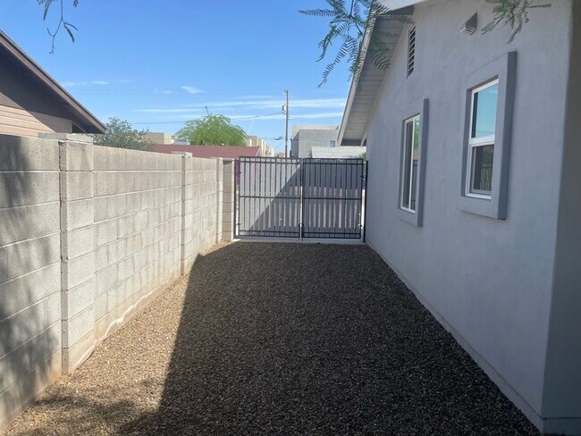 Building Photo - Fully Remodeled Tempe