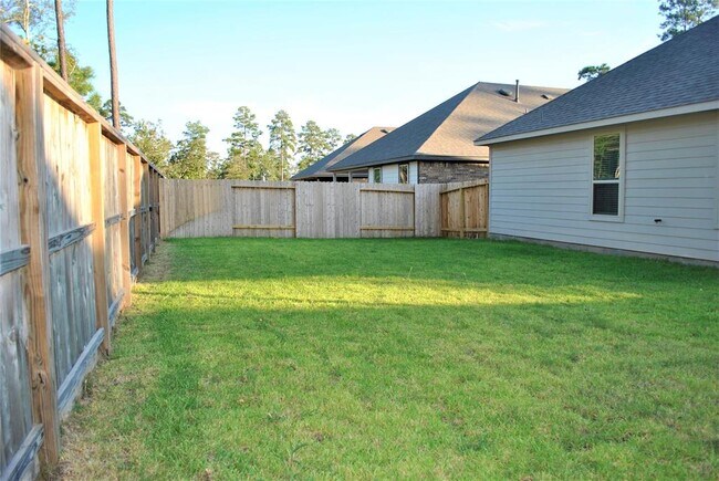 Building Photo - 14131 Lake Lodge Dr