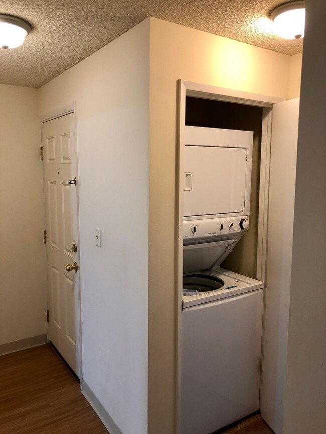 Building Photo - Beautiful and remodeled 1-Bedroom Apartmen...