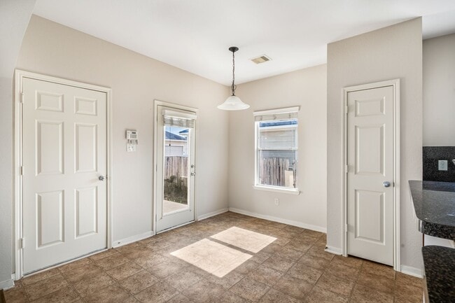Building Photo - Charming 3-bedroom, 2-bath single-family h...