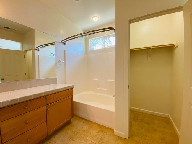 Building Photo - $2,250 International & Chestnut 3 Bed - N....