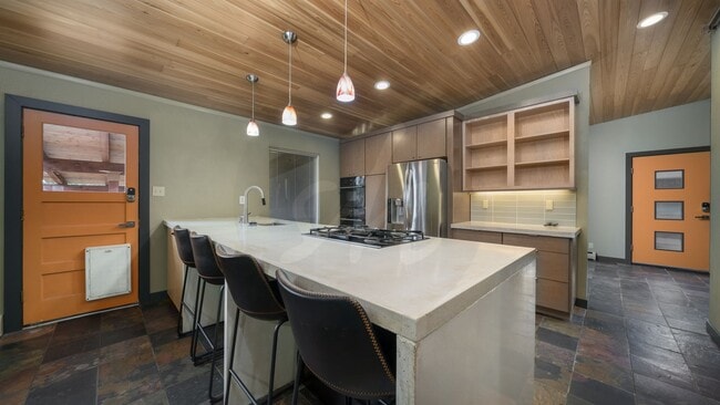 Building Photo - Modernized Mid Century Home Near Broadmoor