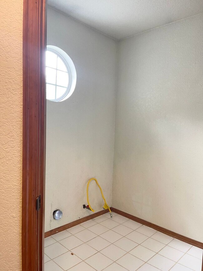 Building Photo - 3320-3322 Ridgecrest Cir