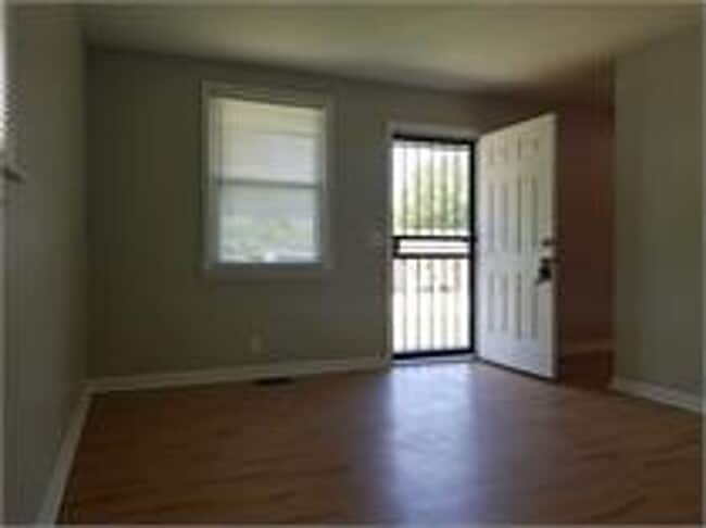 Building Photo - 2 bd 1 ba duplex in a Great Location