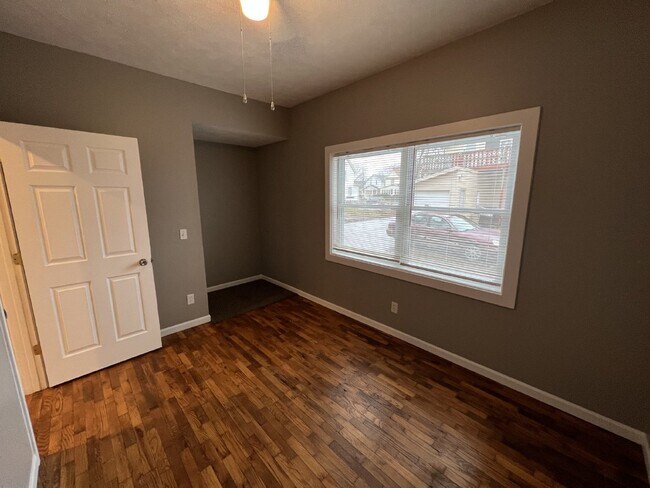 Building Photo - West Side 3BR Townhouse Style