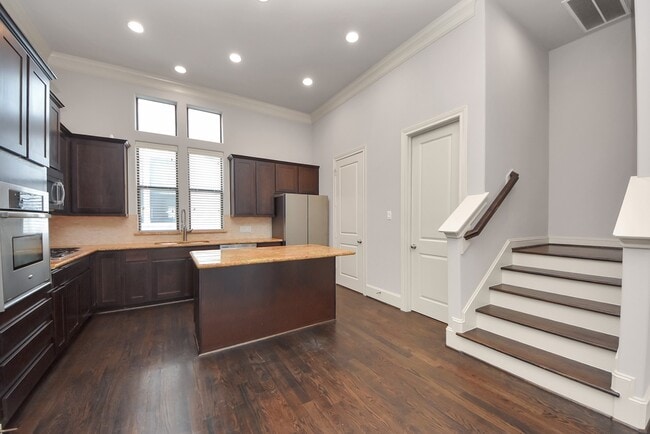 Building Photo - 1831 Dart St