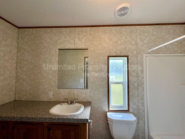 Building Photo - 9465 Sarah Ln NE