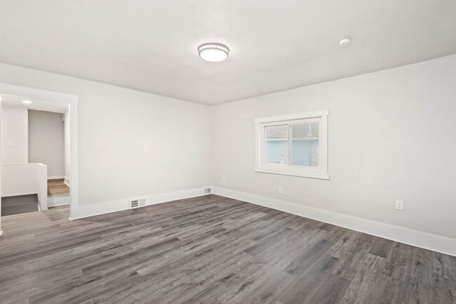 Building Photo - SCORE 50% OFF 1ST MONTH'S RENT IF SIGNED BY DEC 19! Stunning 4 bedroom home in Mt. Washington ava...