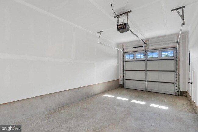 Building Photo - 16502 Green Glade Dr