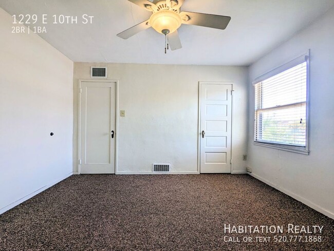 Building Photo - Pre-Lease!! Spacious 2 bed/1 bath Universi...