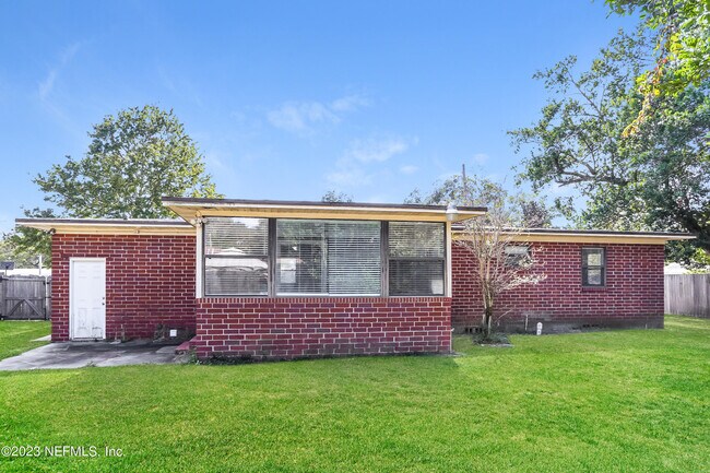 Building Photo - 6215 Pine Cove Ln