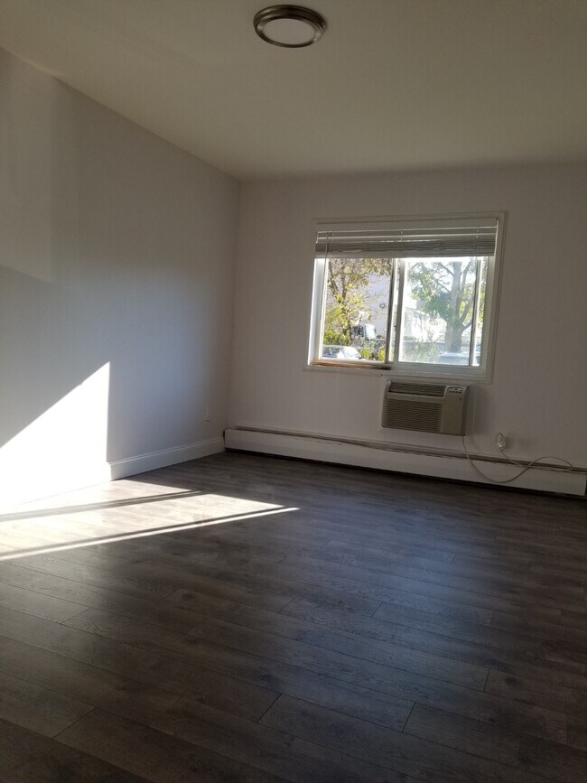 Building Photo - 1300 Rockland Ave