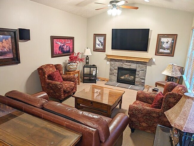 Building Photo - Beautiful Fully Furnished Jordanelle Townhome