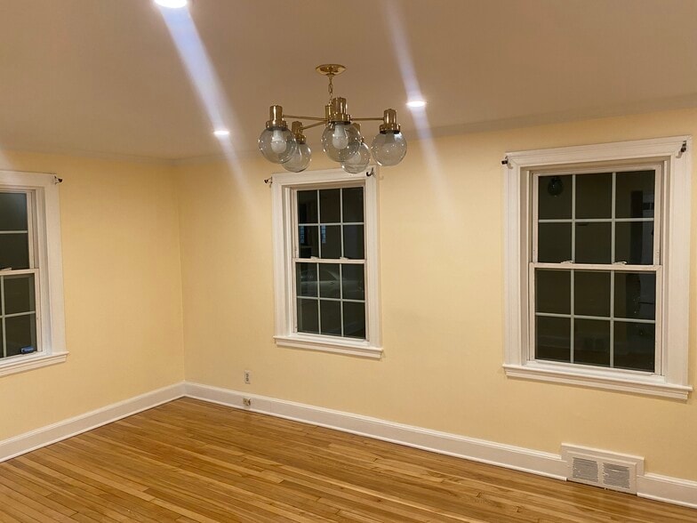 Building Photo - 6 Southmere Rd