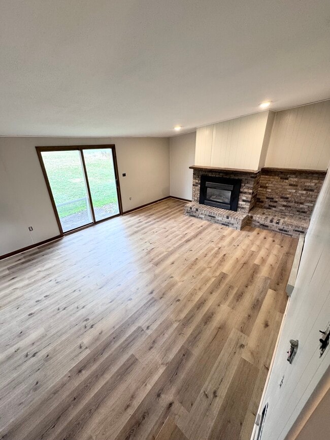 Building Photo - 102 E 8th St