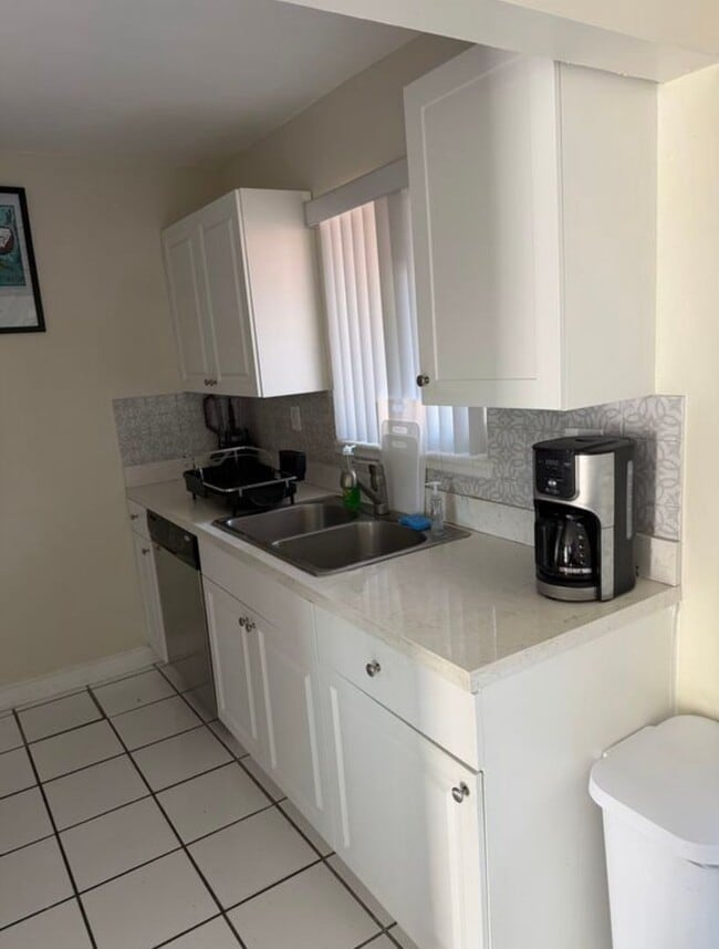 Building Photo - Private Bedroom w/ Private Bath in Spacious 1,100 Sq Ft Home – Prime Location