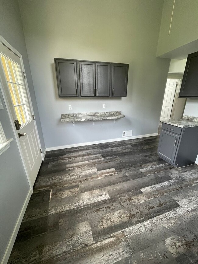 Building Photo - Single Family Home 2 Bedrooms 1 Bath with ...