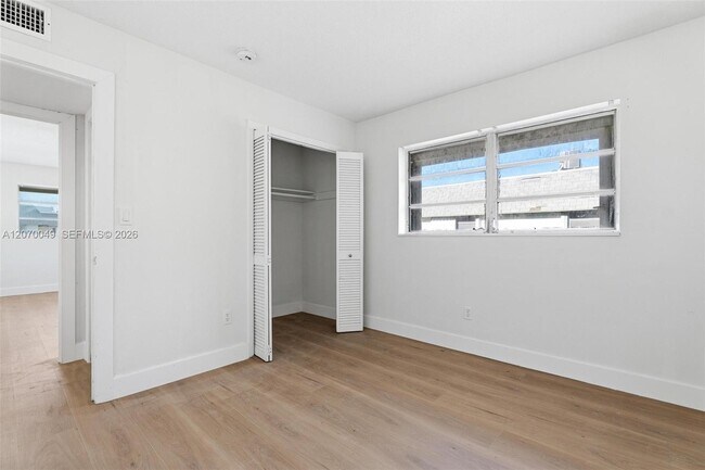 Building Photo - 15205 NE 6th Ave