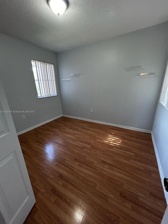 Building Photo - 865 SW 6th Ct