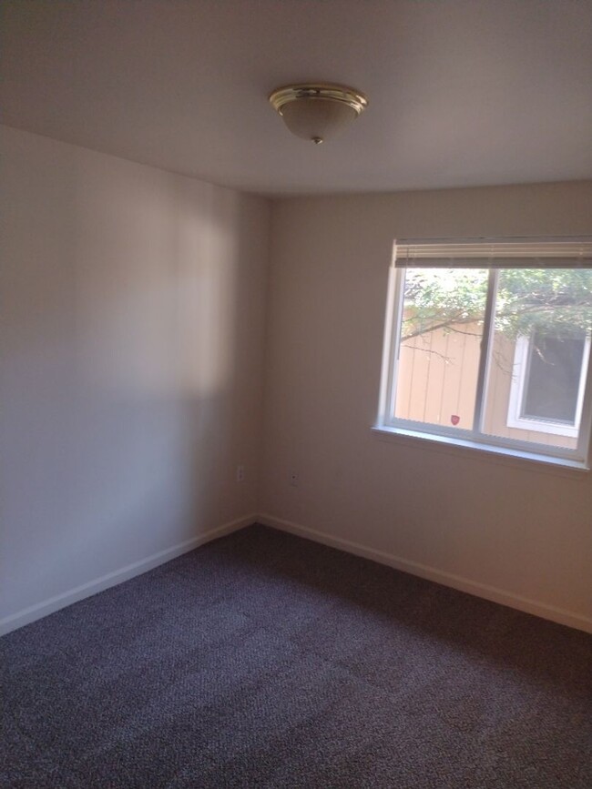 Building Photo - Fully renovated, new floors/carpet and app...