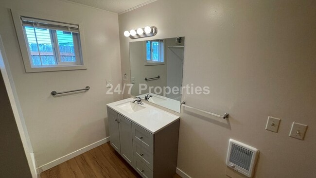Building Photo - Beautiful 4 BD | 2 BA Corner Lot Home - Mi...