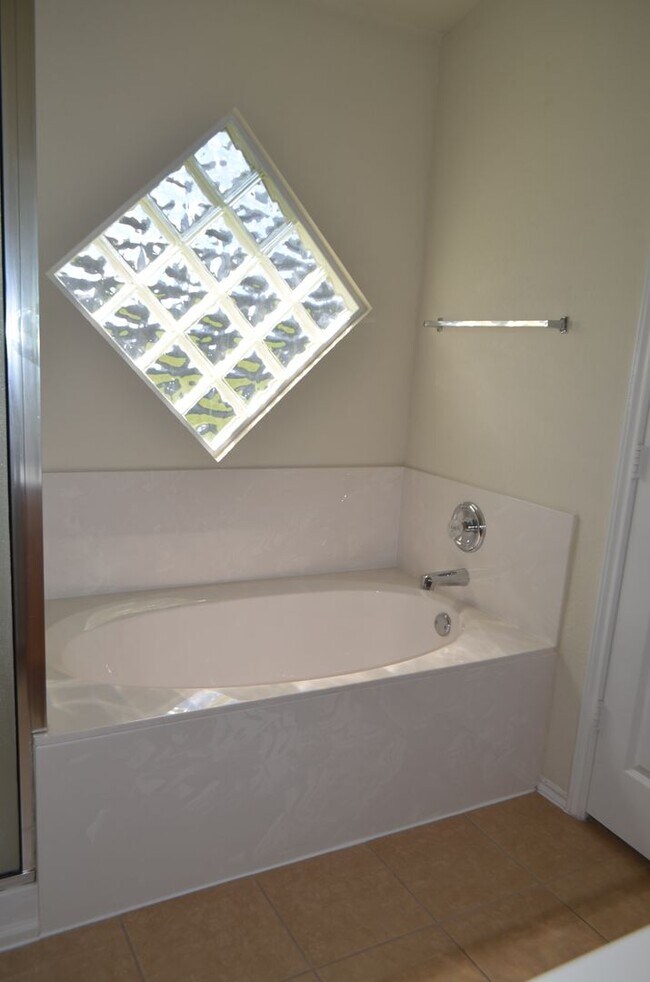 Building Photo - 3 bedroom, 2 bath house