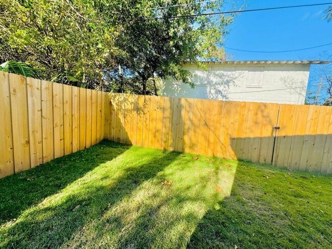 Building Photo - 4 Bedroom 2 Bath Bungalow, in Forsyth Park- Available Jan 3rd!!!