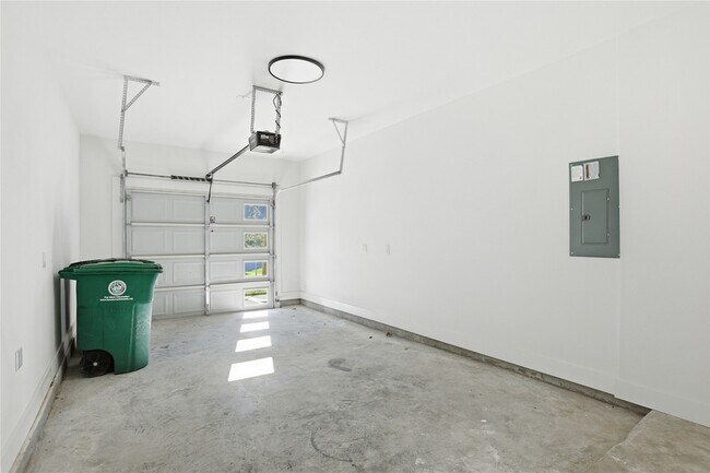 Building Photo - 712 Delano St