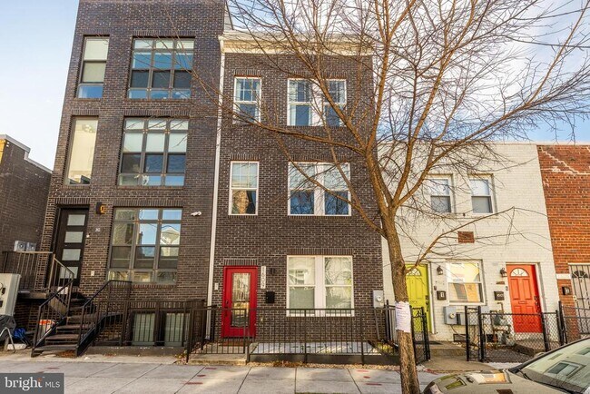 Building Photo - 1609 Levis St NE